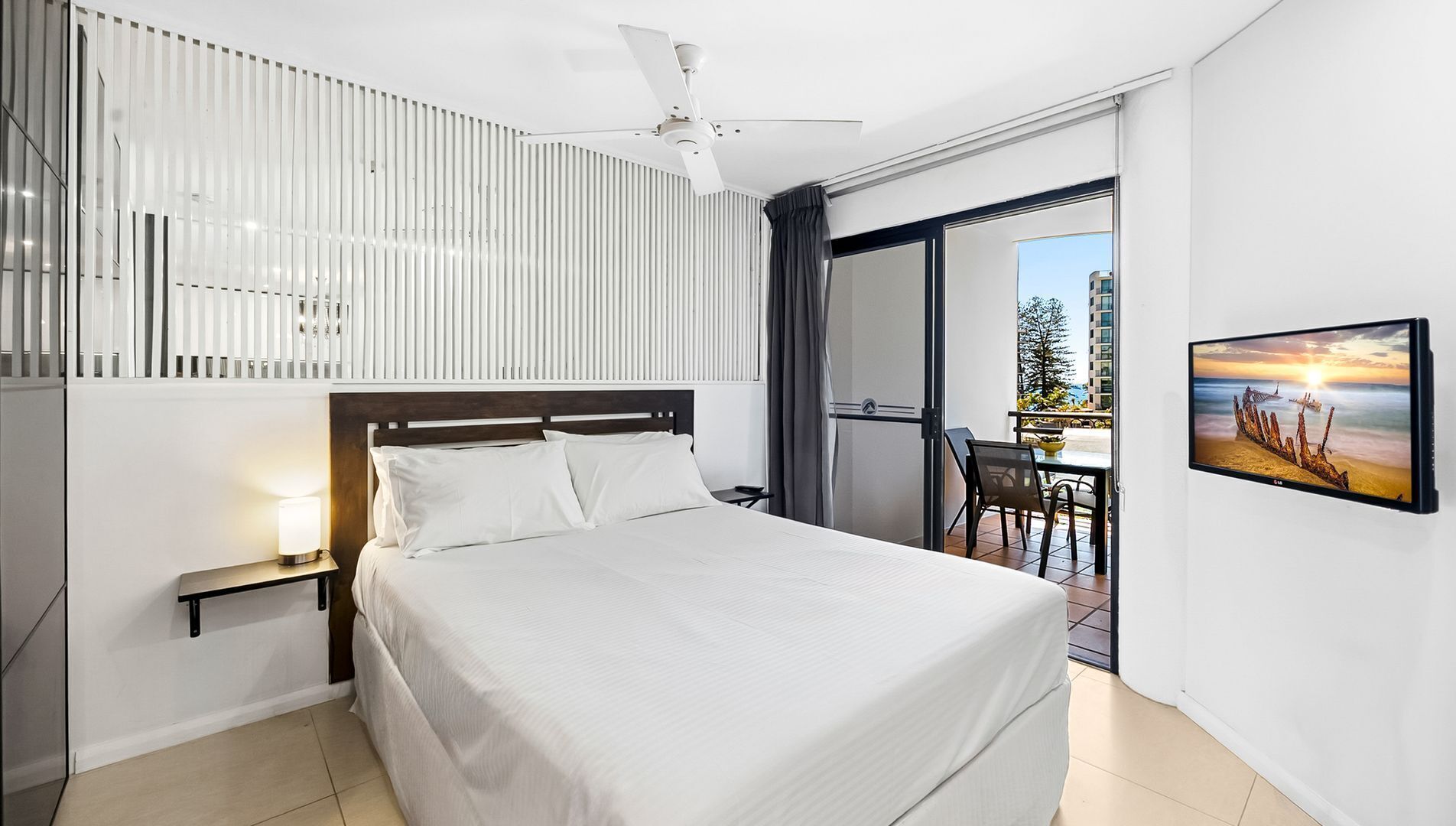 2 bedrooms, iron/ironing board, internet