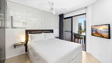 2 bedrooms, iron/ironing board, internet