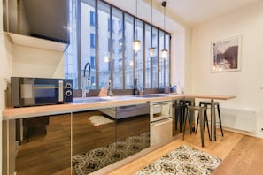 Jääkaappi, mikroaaltouuni, uuni, liesi