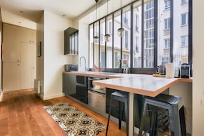 Jääkaappi, mikroaaltouuni, uuni, liesi