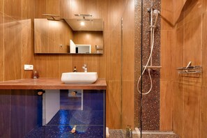 Suihku, pyyhkeet, saippua, vessapaperi