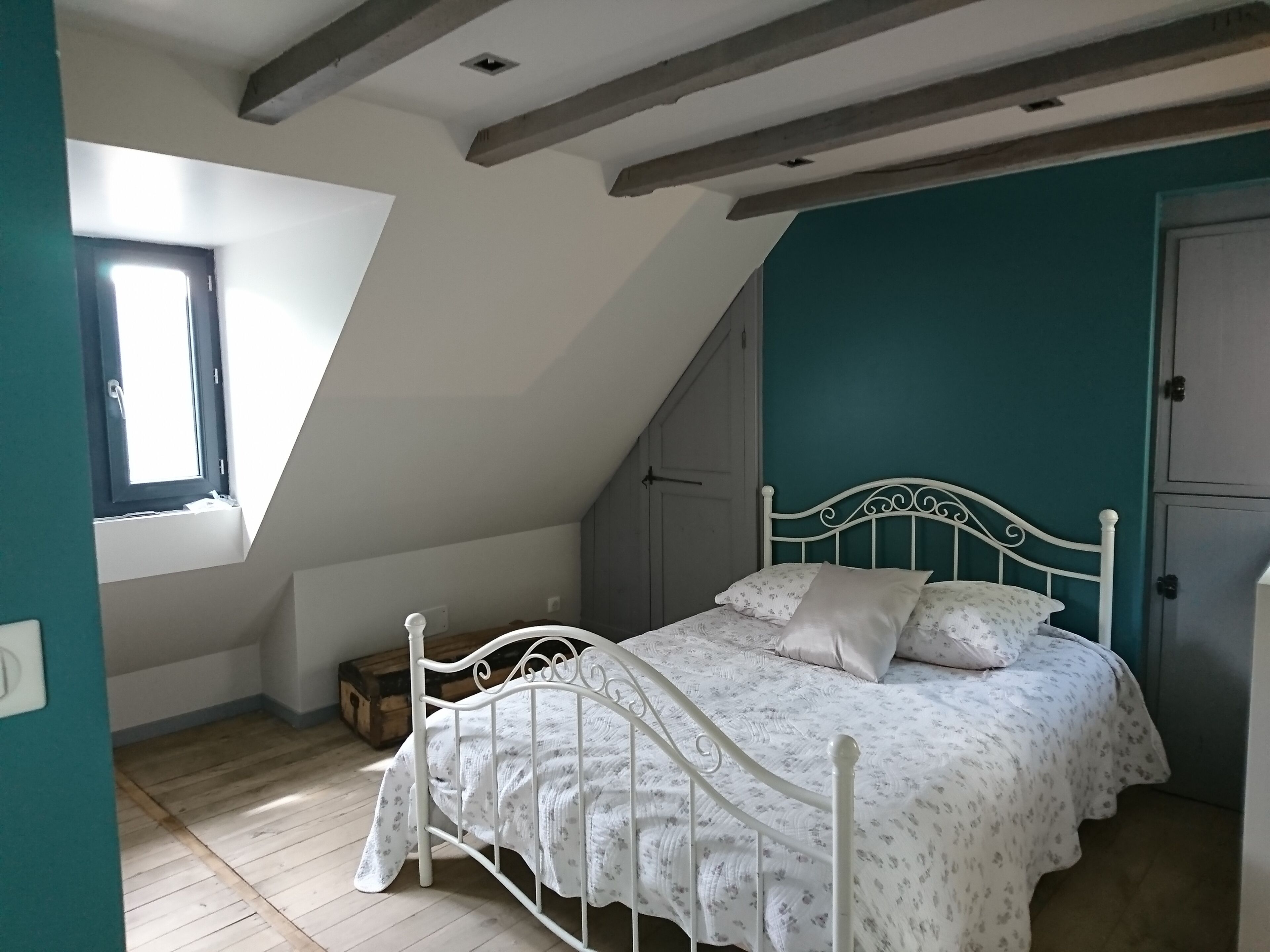 Iron/ironing board, internet, bed sheets