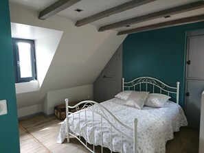 Tabla de planchar con plancha, internet y ropa de cama 