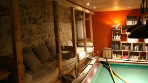 A cozy room with a pool table, wooden bunk beds, and a bookshelf. - 6-person house in village: hiking, jacuzzi, games room, skiing 10mn away (Thiézac)