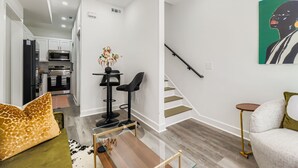 A modern apartment with a kitchen, dining area, and living room. - Tiny Home Atlanta Retreat (Union City)
