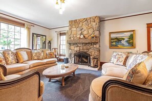 Living area - New Listing! Spacious Douglas Estate (Douglas)