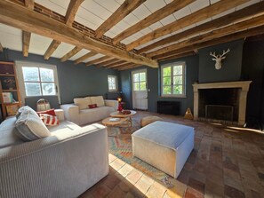 Älytelevisio, takka, kirjoja