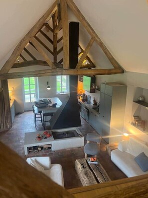 Älytelevisio, takka, kirjoja