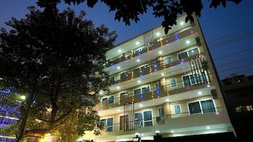 Fachada de la propiedad por la tarde o noche