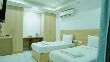 Deluxe Room | Iron/ironing board, free WiFi