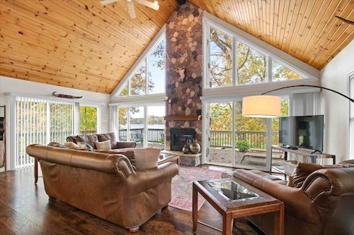 Lakefront getaway on beautiful Lake McGinnis, just a short drive from Wisconsin Dells!