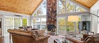Lakefront getaway on beautiful Lake McGinnis, just a short drive from Wisconsin Dells!