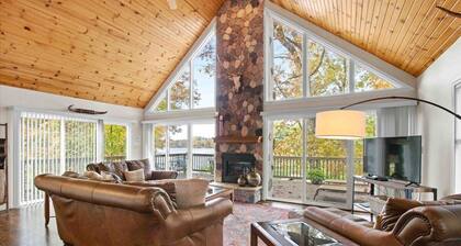 Lakefront getaway on beautiful Lake McGinnis, just a short drive from Wisconsin Dells!