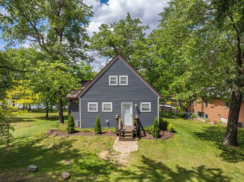Lakefront getaway on beautiful Lake McGinnis, just a short drive from Wisconsin Dells!