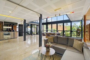 Villa, 4 Schlafzimmer, Bergblick | Wohnbereich | 55-Zoll-Smart-TV mit Kabelempfang, Netflix, Streaming-Dienste