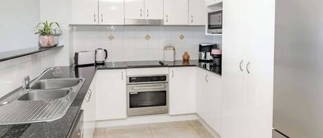 雪櫃、微波爐、焗爐、爐具