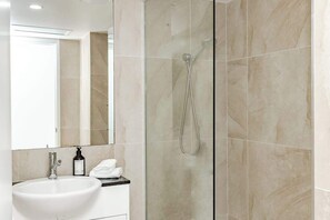 Dusche, Haartrockner, Handtücher