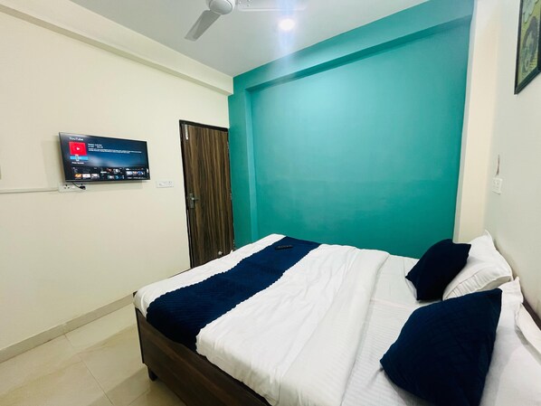 Deluxe Double Room | Desk, laptop workspace, free WiFi, bed sheets