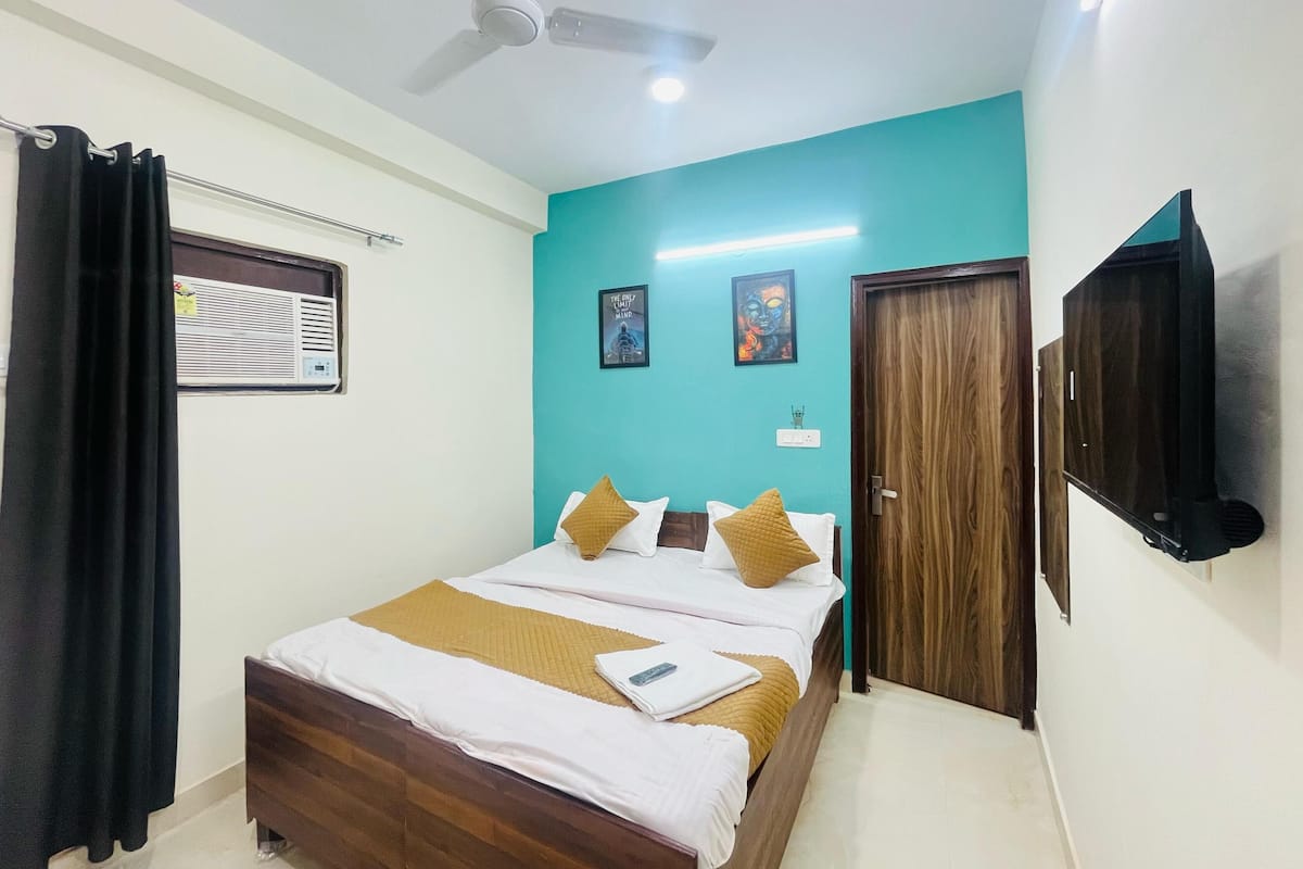 Double Room | Desk, free WiFi, bed sheets