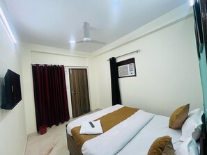 Deluxe Double Room - Roomshala Hotel Anmol (New Delhi)