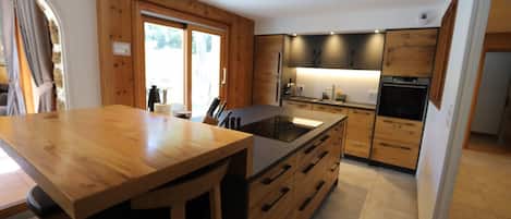 冰箱、微波炉、烤箱、炉灶