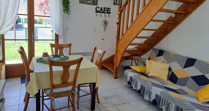 Charming Cottage - Near Beach and Shops