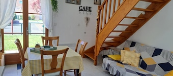 Charming Cottage - Near Beach and Shops