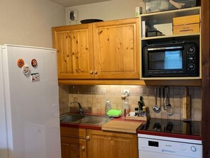 Mikrobølgeovn, ovn, oppvaskmaskin og kaffetrakter/tekoker