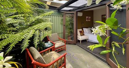 Balmain Village Retreat | Sleeps 2 | AC + Parking | City 3kms
