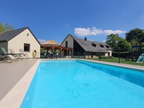 Grande maison familiale avec piscine privée, animaux acceptés