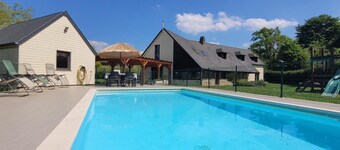 Large family home with private pool, pets allowed