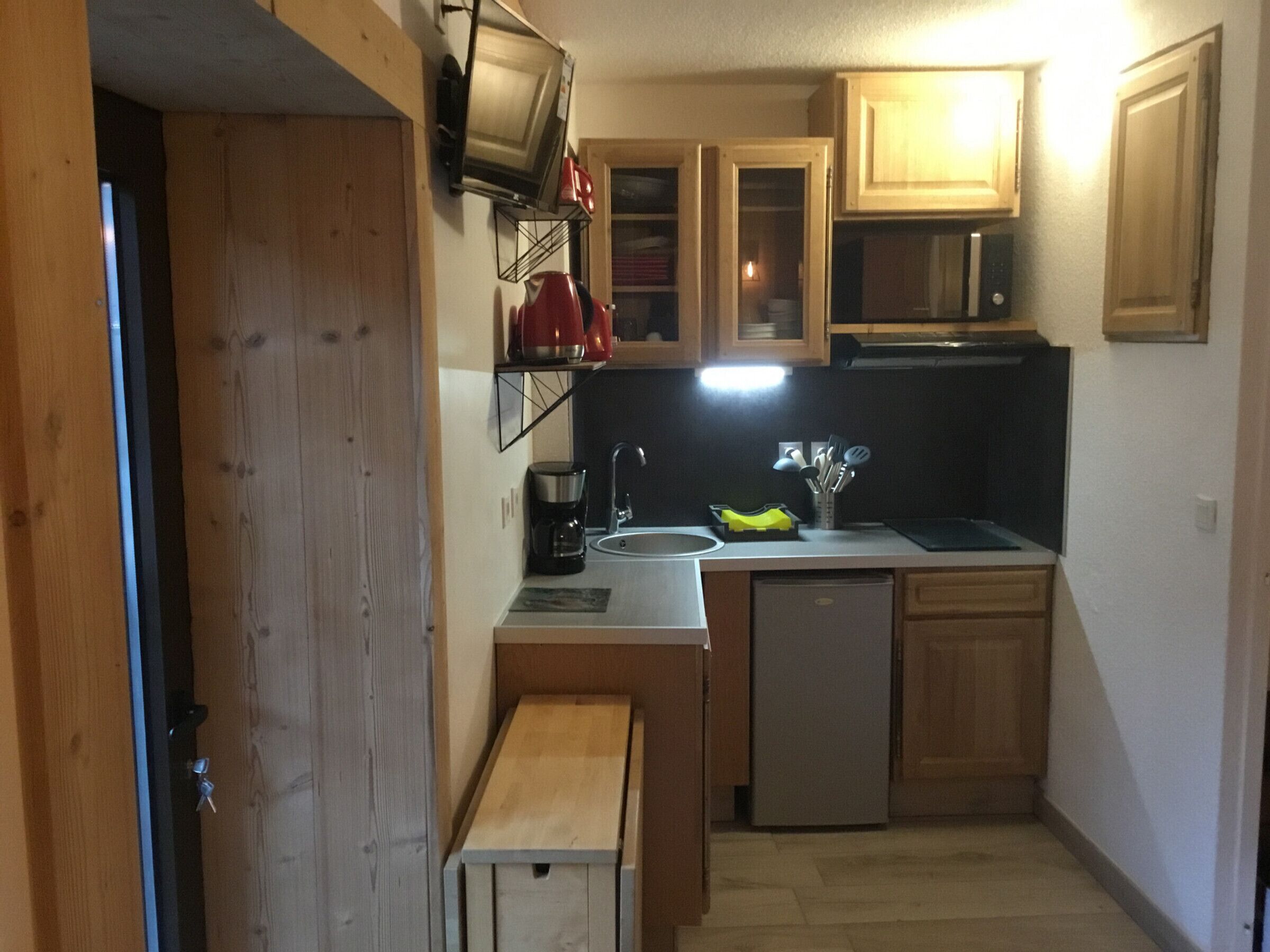 Mikrowelle, Ofen, Herdplatte, Wasserkocher mit Kaffee-/Teezubehör