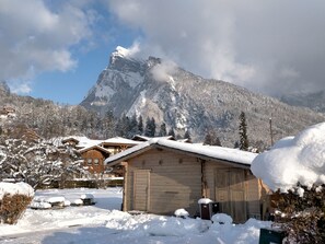 A snow-covered mountain with a chalet-style building in the foreground. - Cozy 2-room apartment with Wifi in Samoëns (Samoëns)