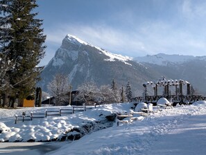 A snow-covered mountain landscape with a wooden structure in the foreground. - Cozy 2-room apartment with Wifi in Samoëns (Samoëns)