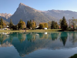 A calm lake with reflections, surrounded by trees and mountains. - Cozy 2-room apartment with Wifi in Samoëns (Samoëns)