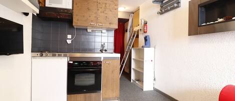 Ofen, Wasserkocher mit Kaffee-/Teezubehör