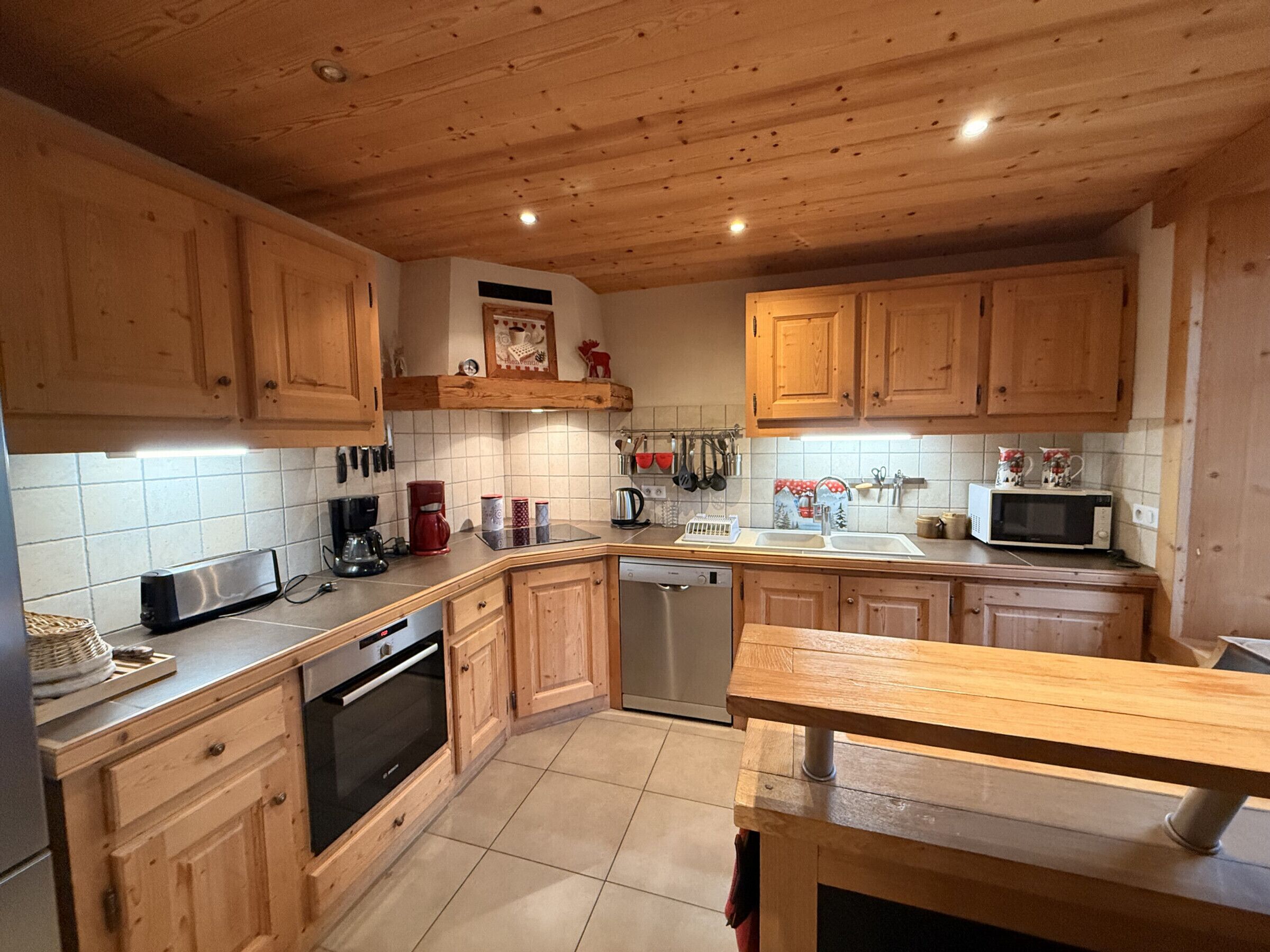 Een microgolfoven, een oven, een vaatwasser