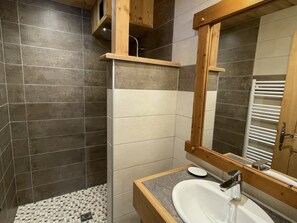 A bathroom with a shower, a sink, and a mirror. - Spacious chalet in Samoëns, 6 bedrooms, perfect for 14 people with Wifi (Samoëns)