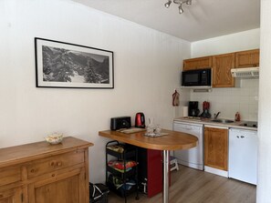 Mikroaaltouuni, uuni, liesi, astianpesukone