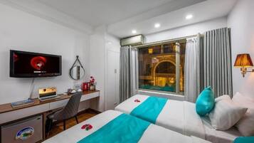 Een kluis op de kamer, een bureau, een laptopwerkplek