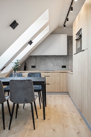 Apartment | Essbereich im Zimmer