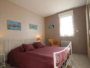3 bedrooms, free WiFi - Modern wooden house with sea view, near beach, internet and private enclosed garden (Montfarville)