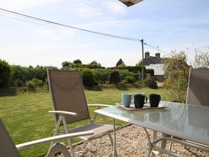 Outdoor dining - Modern wooden house with sea view, near beach, internet and private enclosed garden (Montfarville)