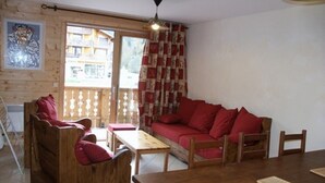 Una habitación acogedora con un sofá, una mesa e un banco, todos de madera.