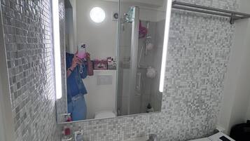 Haartrockner, Handtücher, Seife, Toilettenpapier