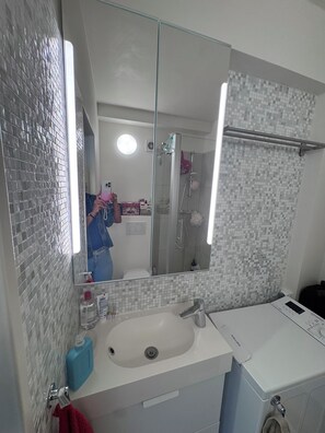 Sèche-cheveux, serviettes fournies, savon, papier toilette