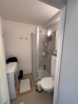 Sèche-cheveux, serviettes fournies, savon, papier toilette