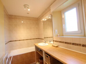 Bathroom - Country house with garden and fireplace near the sea (Annoville)