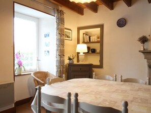 Dining - Country house with garden and fireplace near the sea (Annoville)
