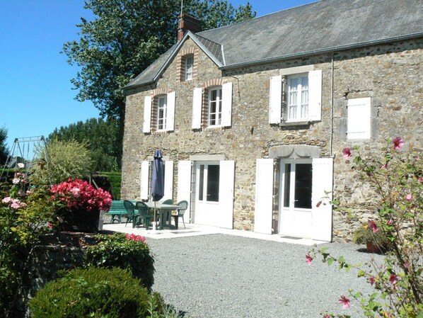 Exterior - Country house with garden and fireplace near the sea (Annoville)